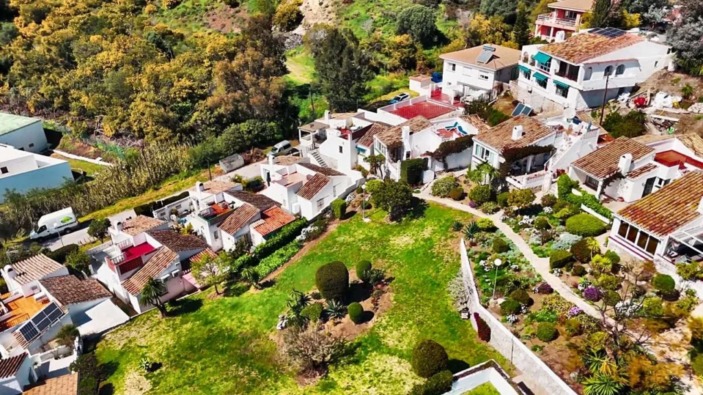 Drone view of a 2-bed bungalow and its gardens in Calahonda, Mijas Costa