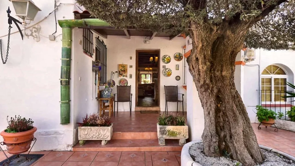 Entrance terrace of a traditional finca in Alhaurín de la Torre, Málaga
